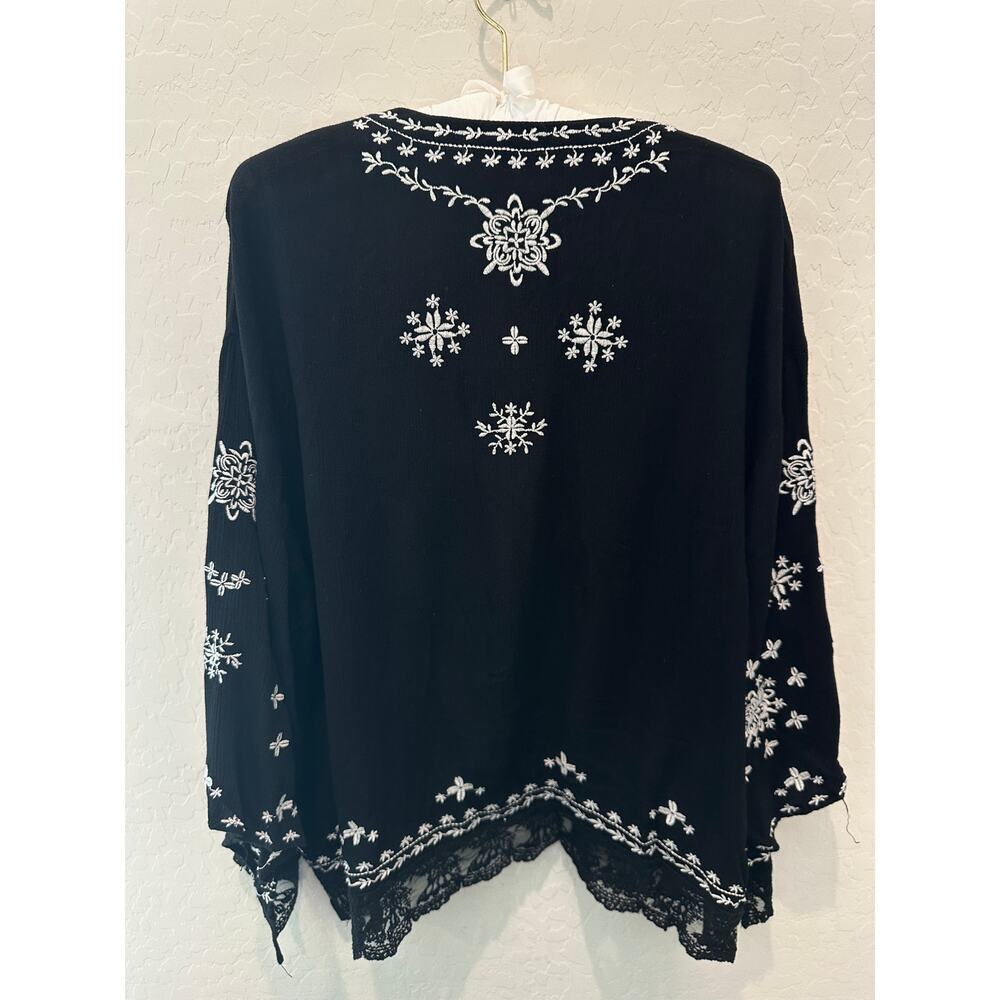 Forever 21 Black Kimono Jacket with White Floral Embroidery - Picture 5 of 6